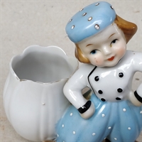 pige-ballonbukser-lyseblå-hvideprikker-pagehår-hue-prikker-hvid-vase-vedsiden-gammel